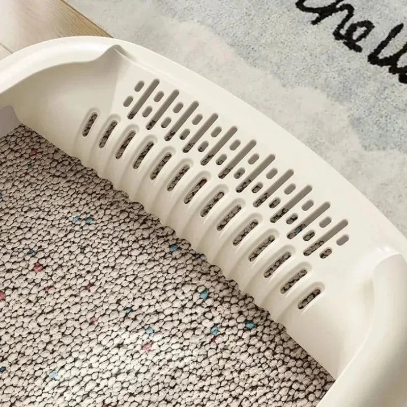 Vented low front step on high-sided litter box