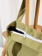 Gray cat carry tote top zipper detail